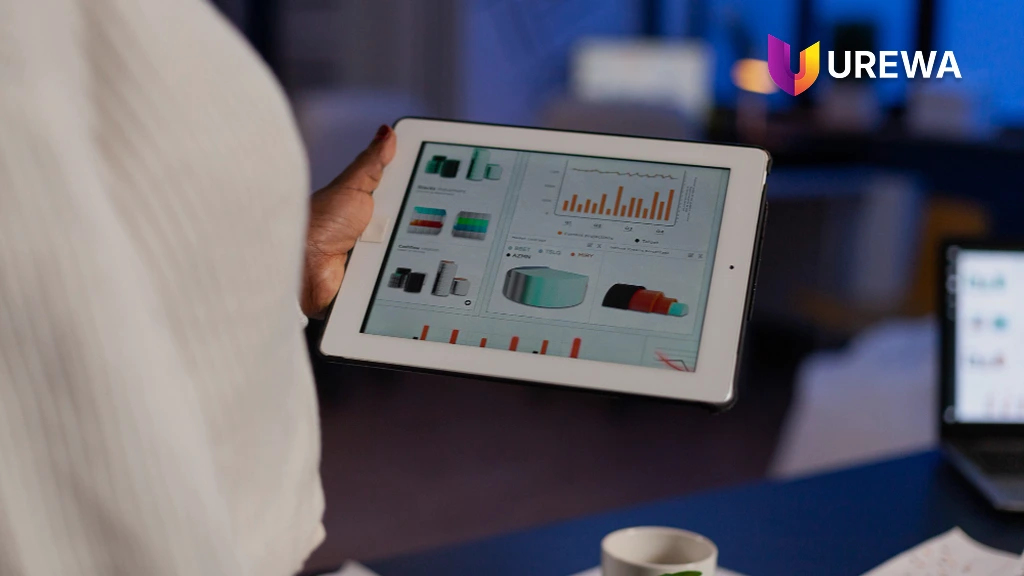 Microsoft Dataverse architecture connecting Power Apps, Power Automate, Power BI and Dynamics 365 through shared business data, with integrations to external systems.